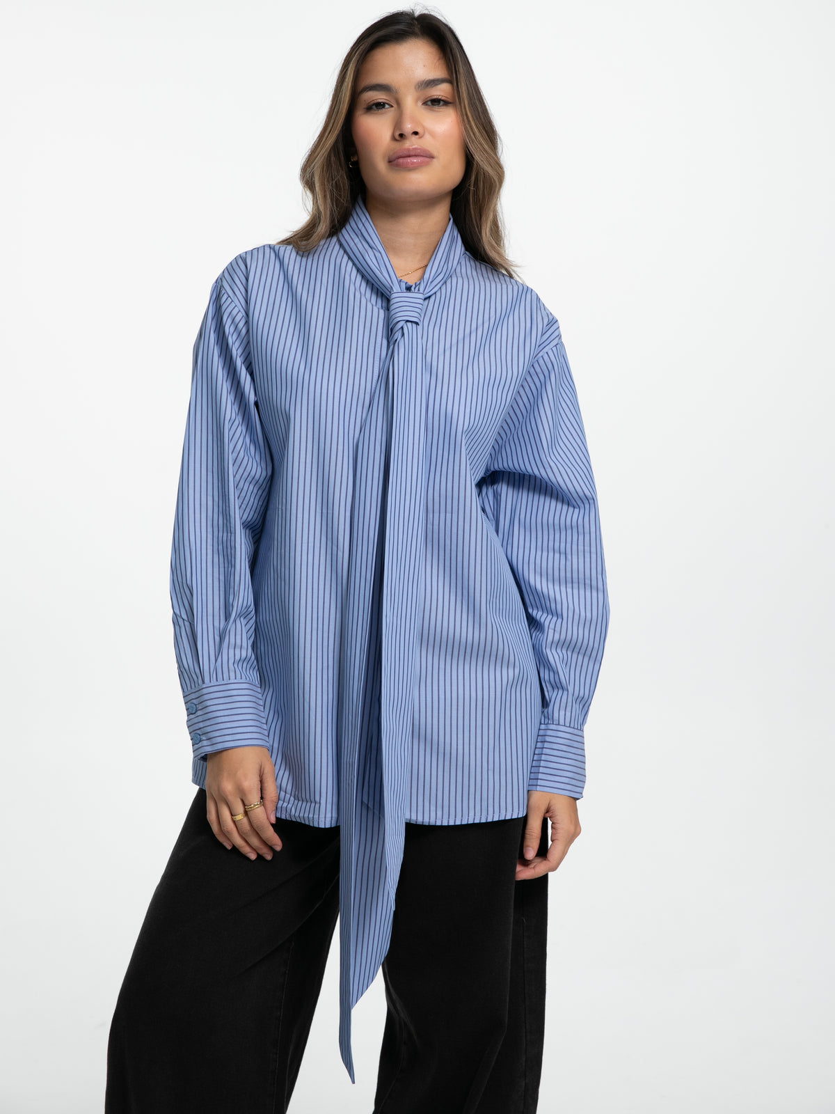 Bluse "Leni" in Blau mit Kragen-Schleife