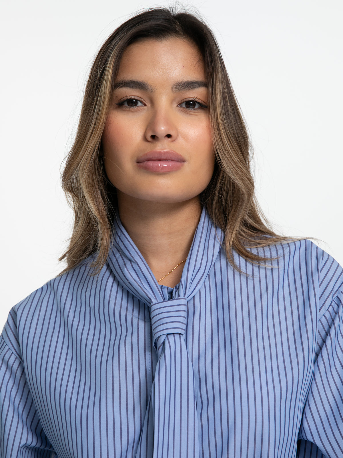 Bluse "Leni" in Blau mit Kragen-Schleife