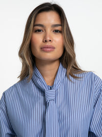 Bluse "Leni" in Blau mit Kragen-Schleife