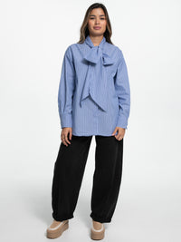 Bluse "Leni" in Blau mit Kragen-Schleife