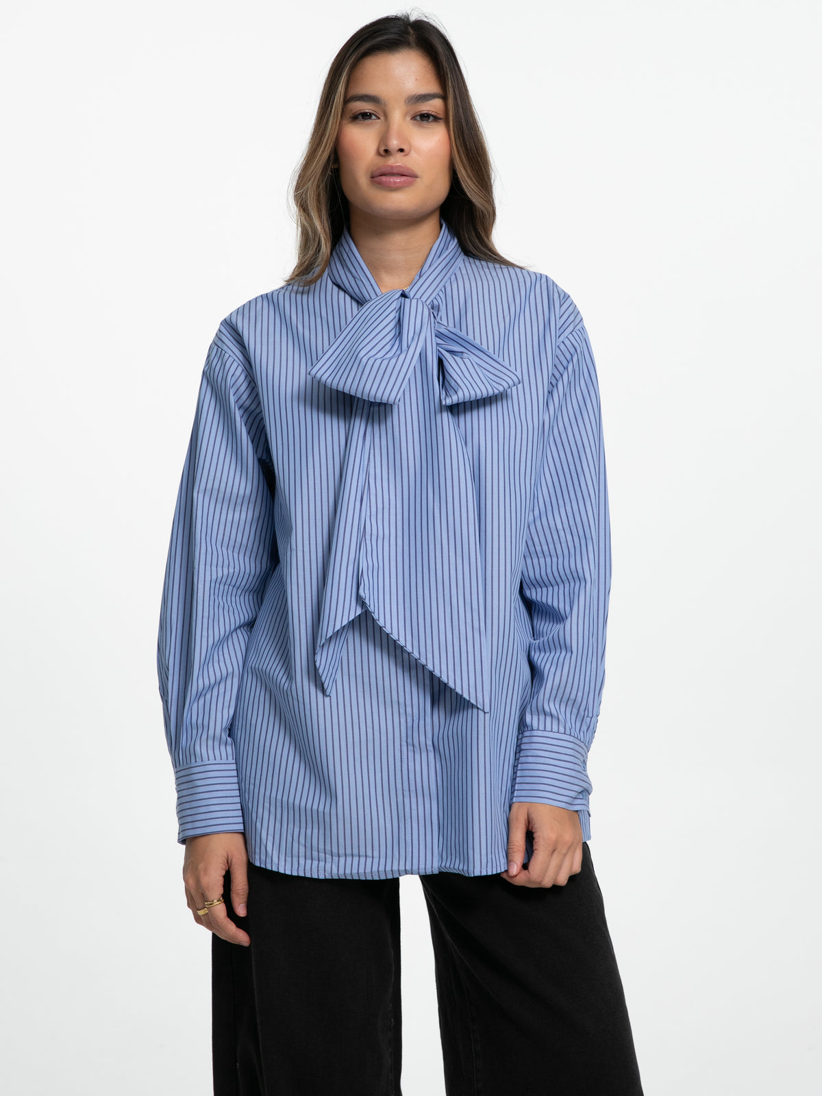 Bluse "Leni" in Blau mit Kragen-Schleife