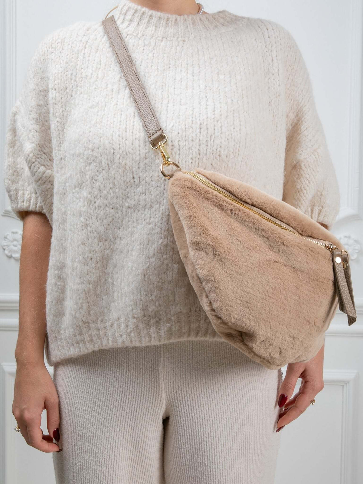 Bauchtasche mit Fell "Neo" in Taupe