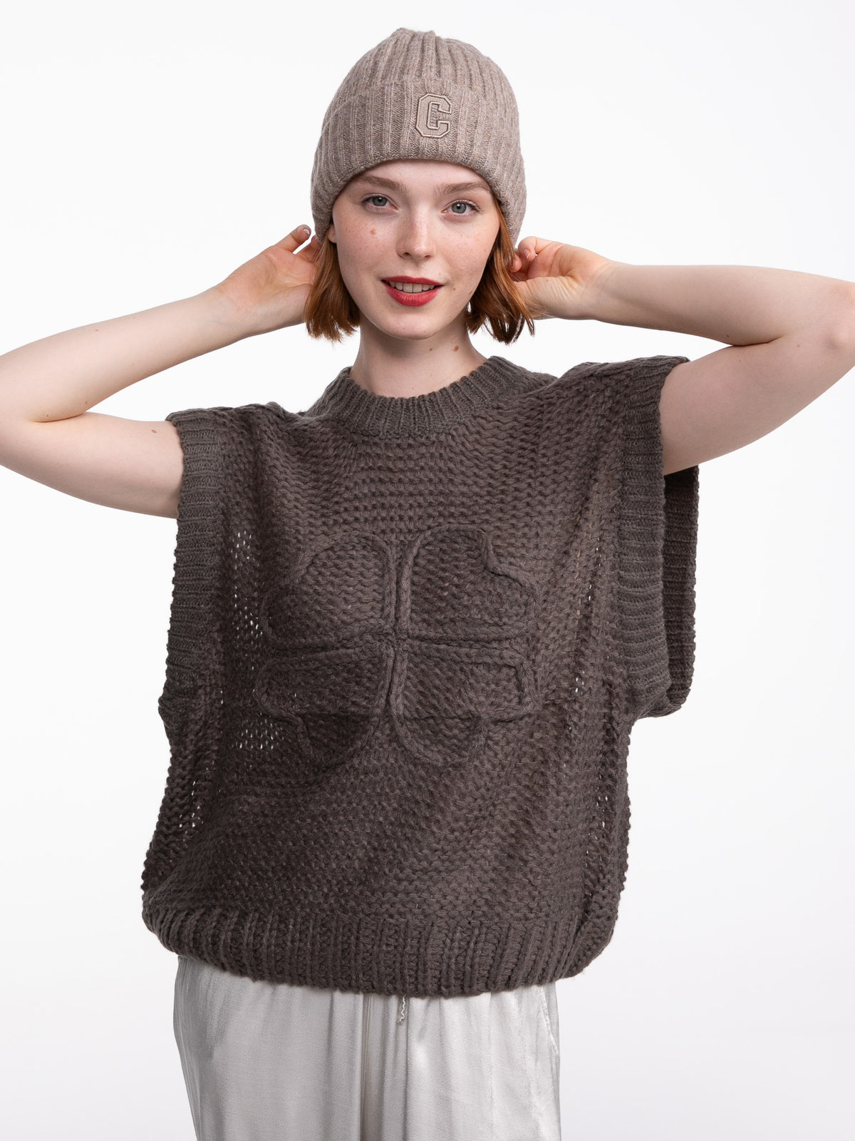 Beanie "C" in Taupe
