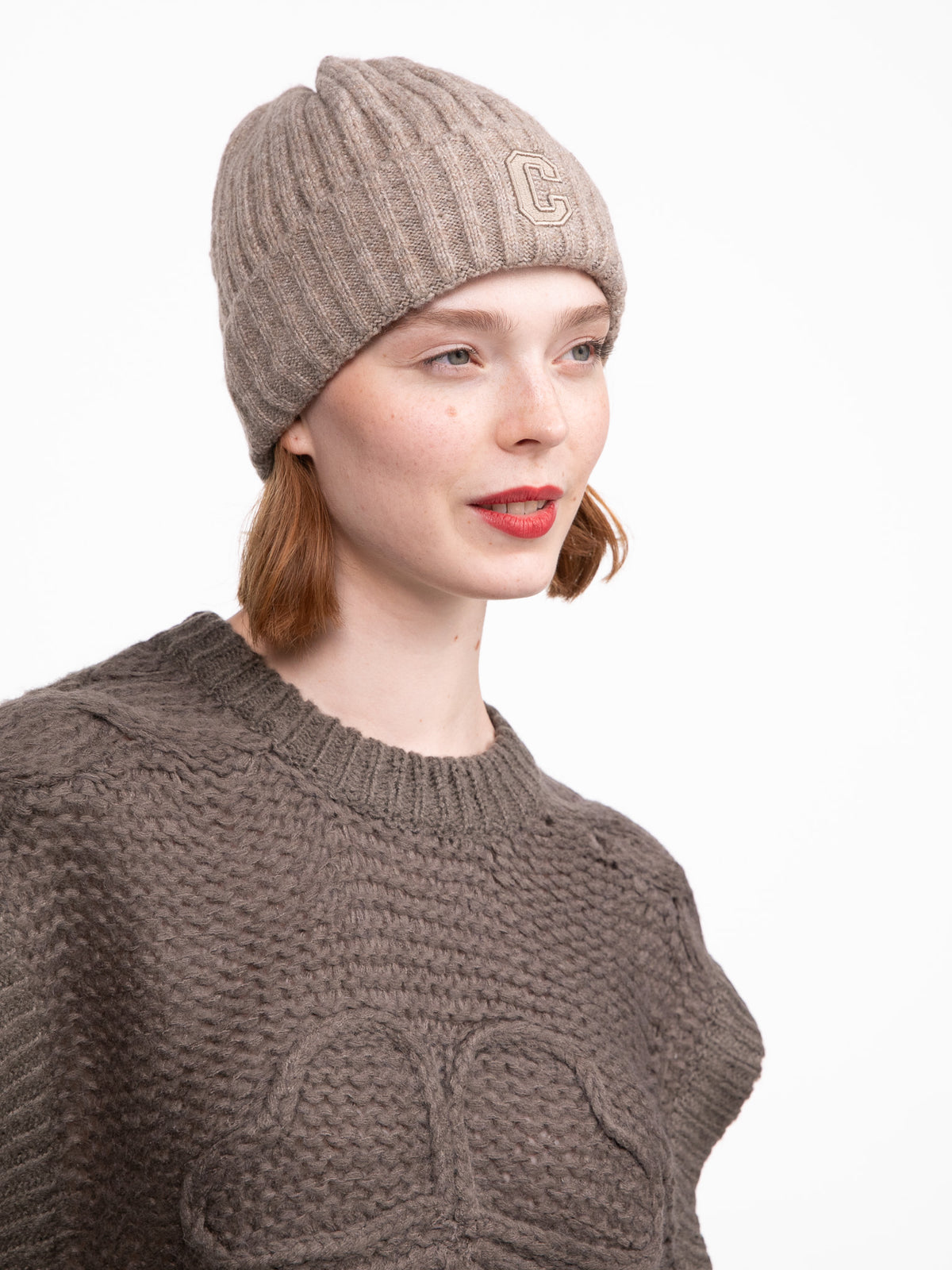 Beanie "C" in Taupe