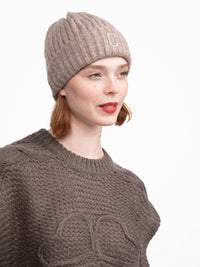 Beanie "C" in Taupe