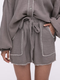 Musselin-Shorts „Stitches" in Taupe