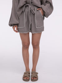 Musselin-Shorts „Stitches" in Taupe