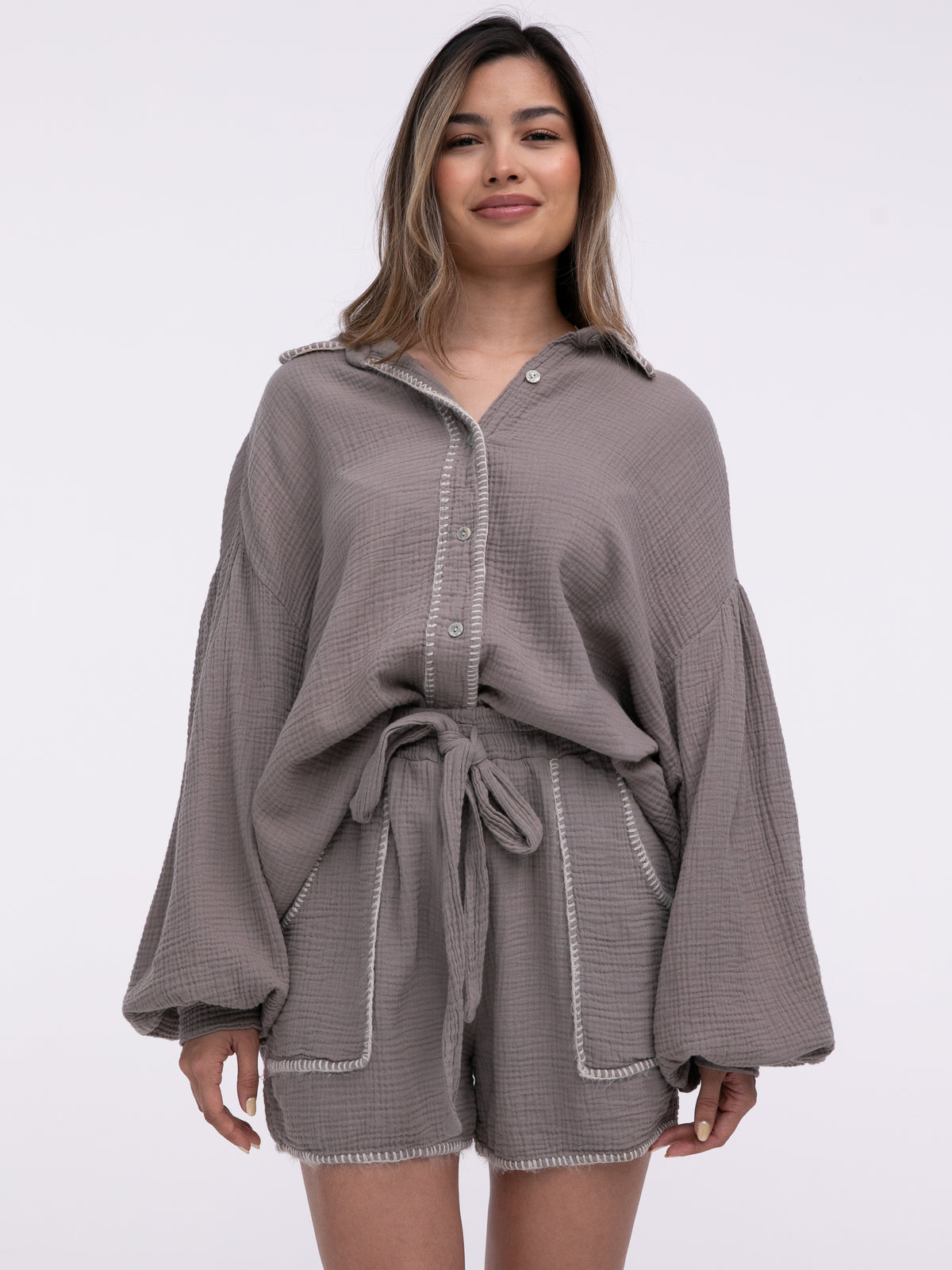 Musselin-Shorts „Stitches" in Taupe