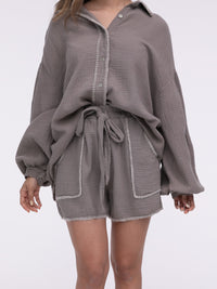 Musselin-Shorts „Stitches" in Taupe
