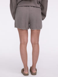 Musselin-Shorts „Stitches" in Taupe