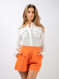 High-Waist Shorts in Orange mit weißer Bluse