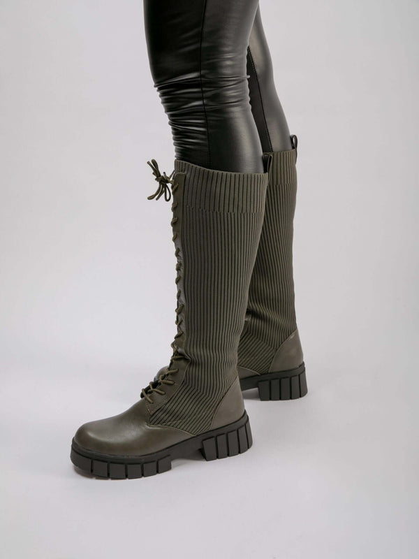 Elastischer Schnürstiefel mit dicker Sohle in Khaki