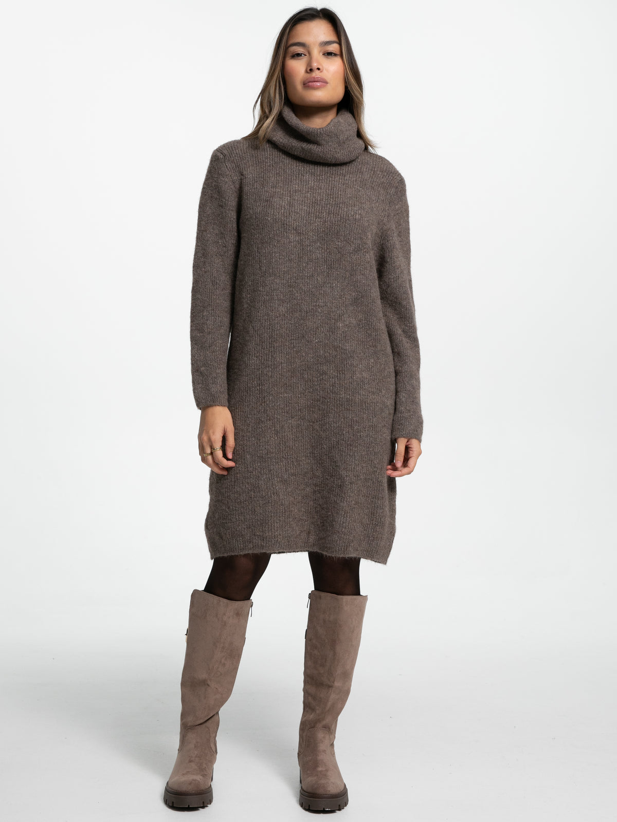 Rollkragen-Strickkleid "Mariam" in Hazelnut