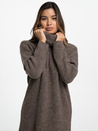 Rollkragen-Strickkleid "Mariam" in Hazelnut