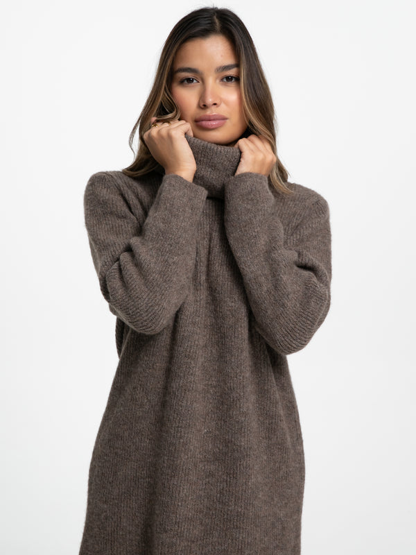 Rollkragen-Strickkleid "Mariam" in Hazelnut