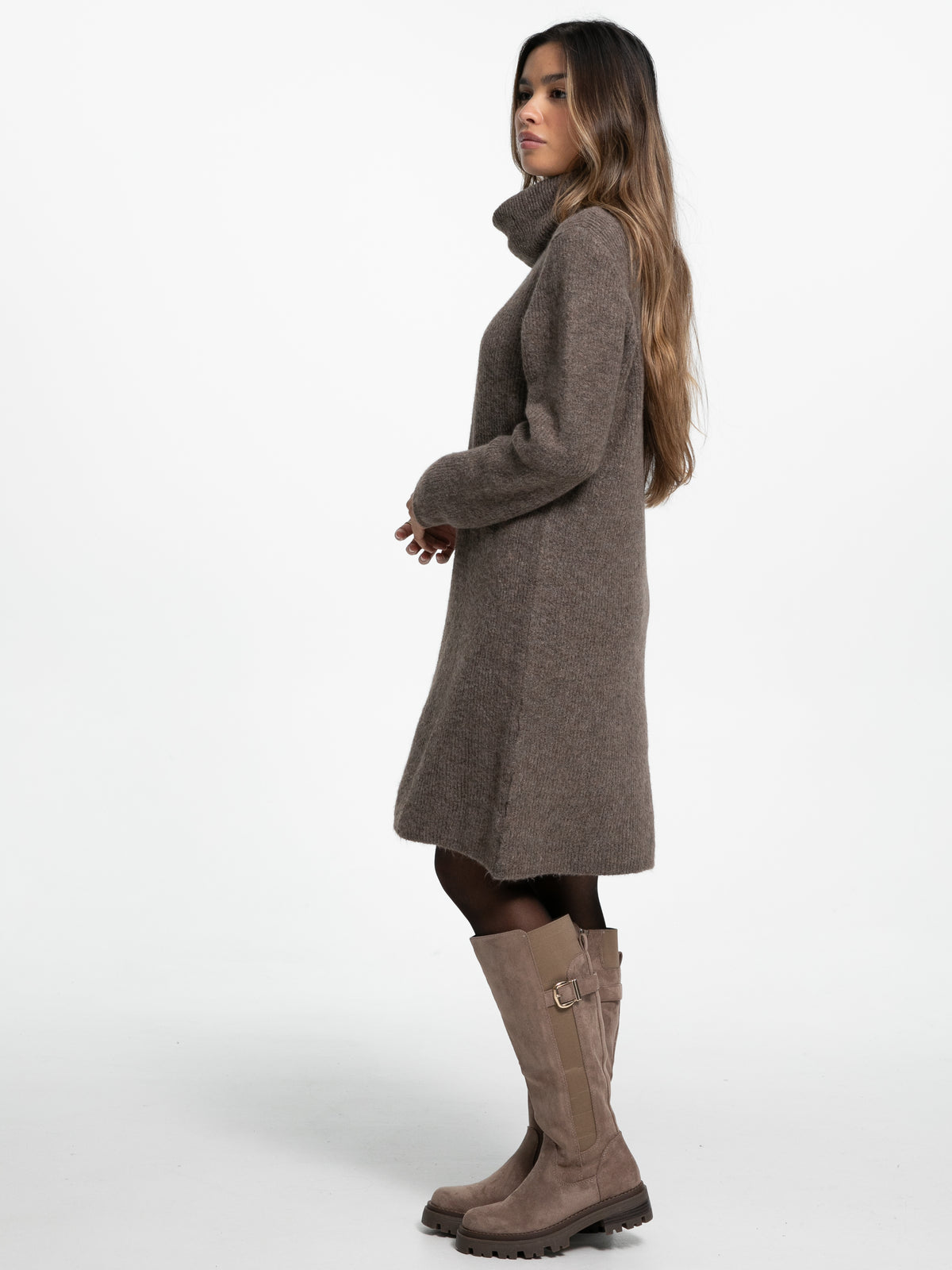 Rollkragen-Strickkleid "Mariam" in Hazelnut