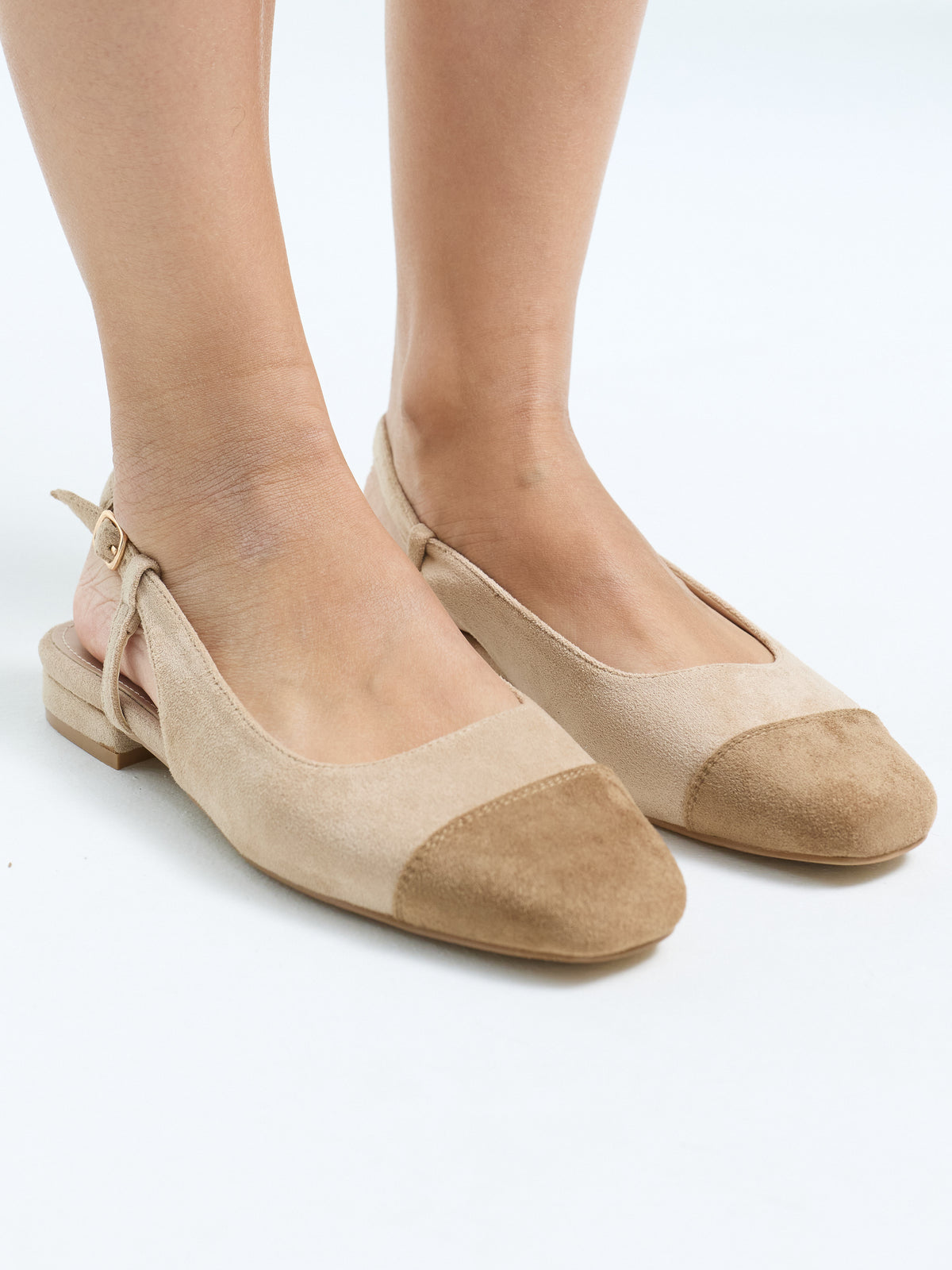 Flache Peeptoe-Sandale "Naomi" in Sand