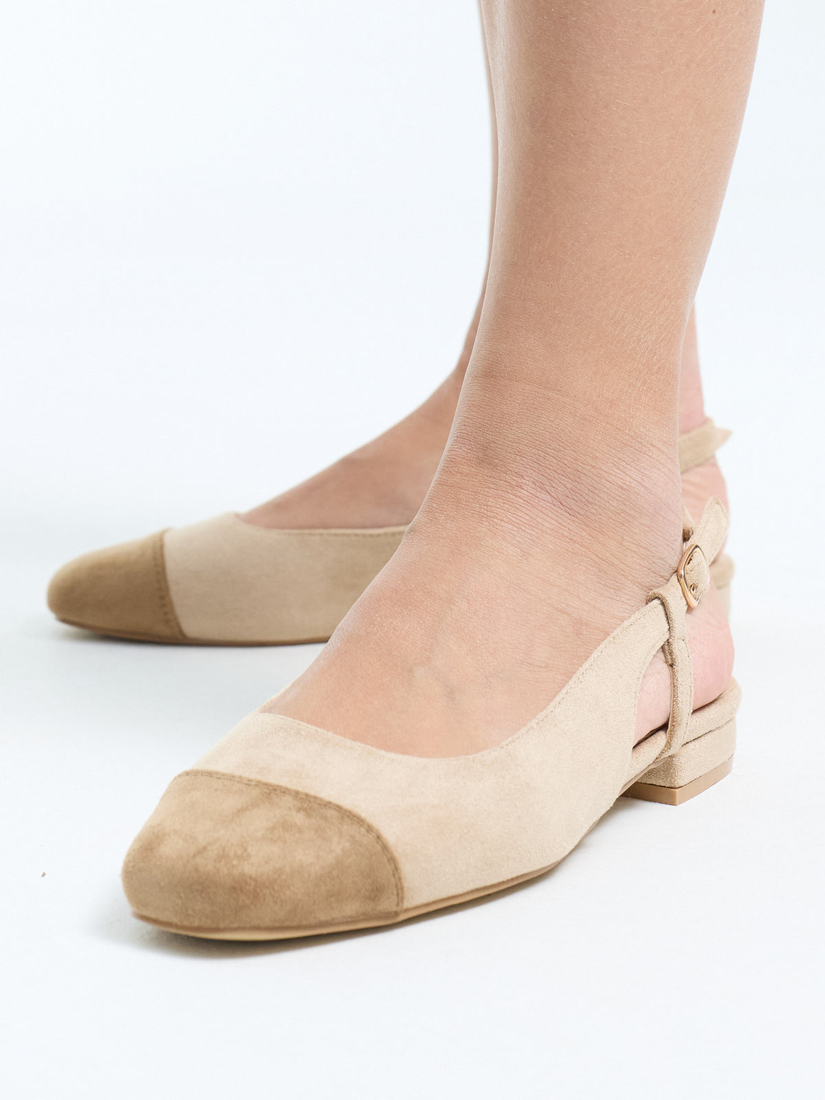 Flache Peeptoe-Sandale "Naomi" in Sand