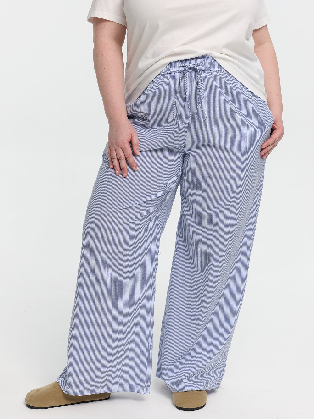 Curvy Stoffhose „Freda“ in Blau/weiß gestreift