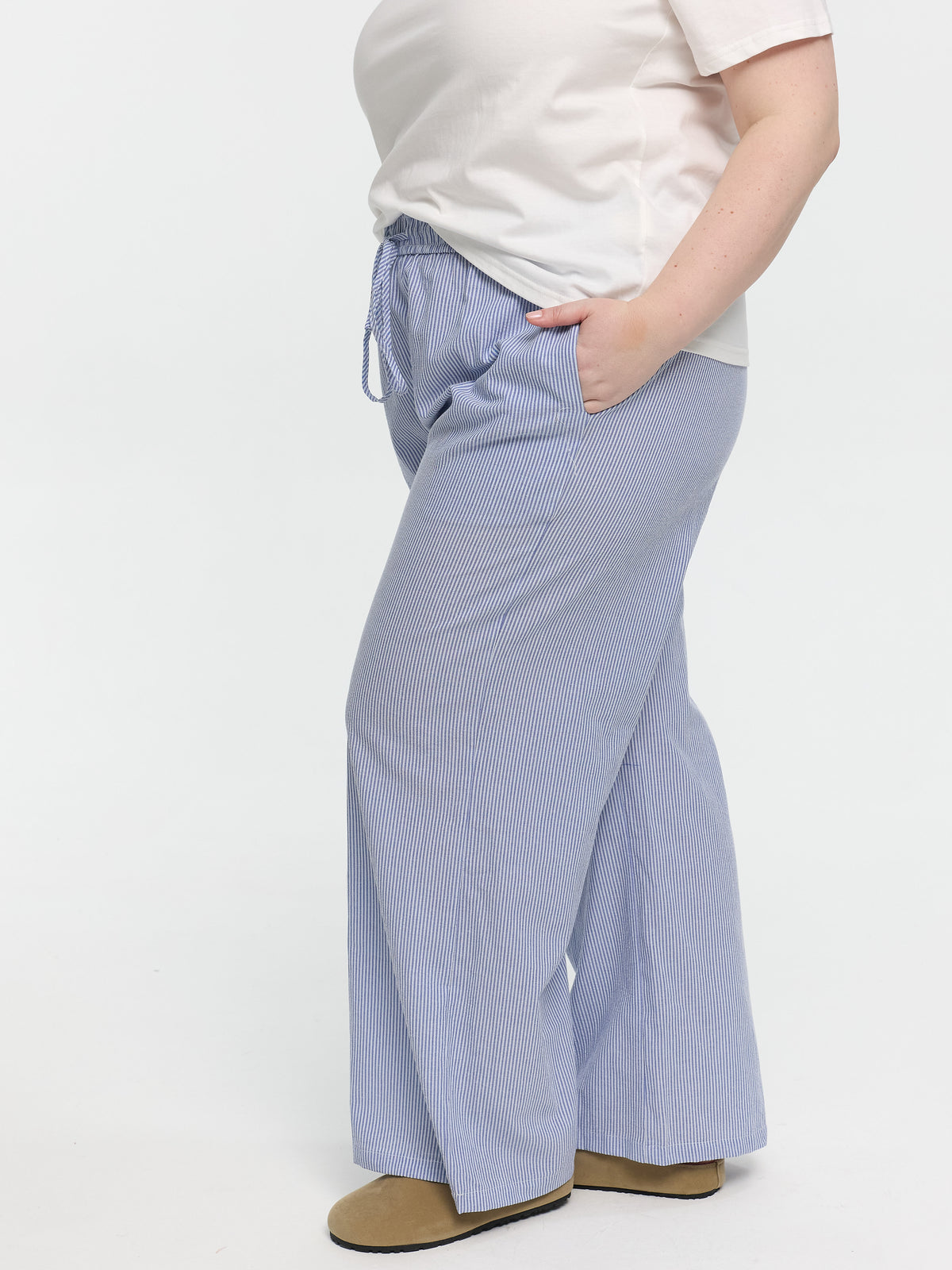 Curvy Stoffhose „Freda“ in Blau/weiß gestreift