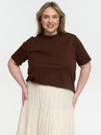 Curvy Premium T-Shirt "Whitey" in Braun