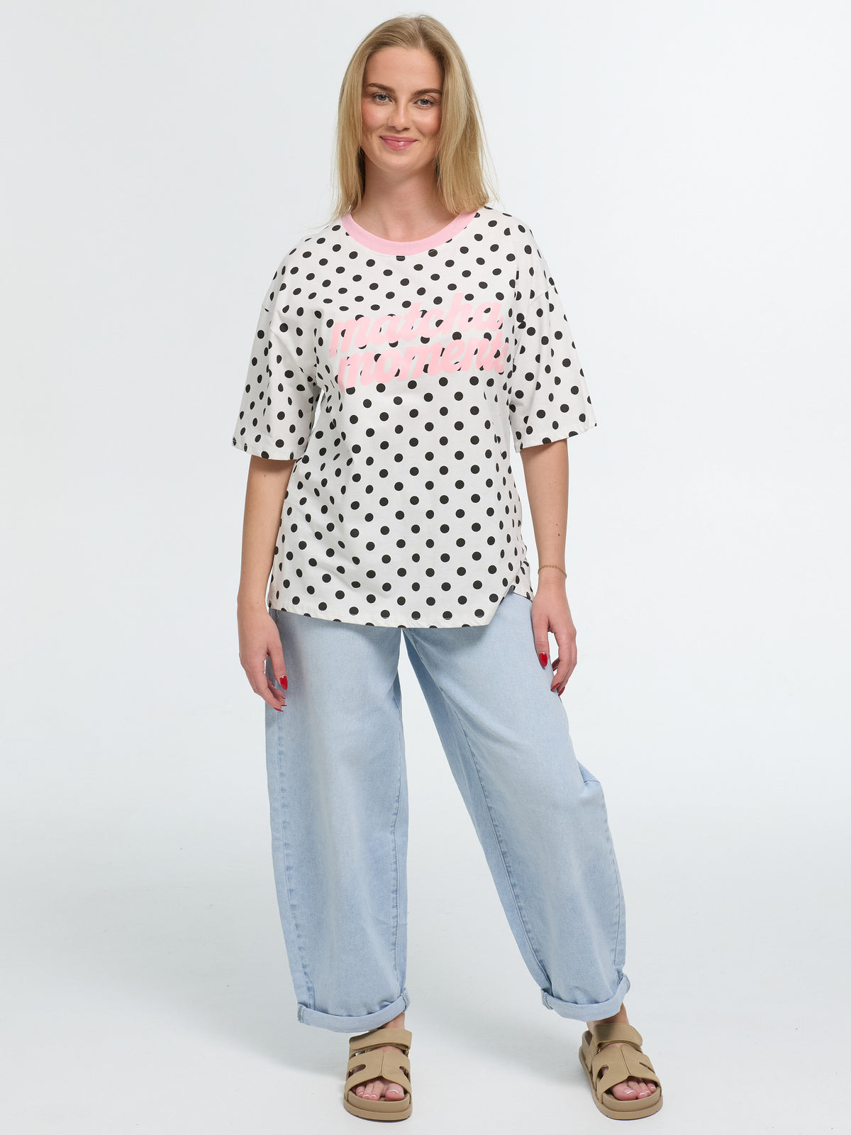 T-Shirt "Matcha Moments" in Weiß/Schwarz gepunktet