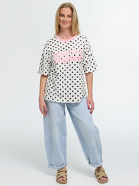 T-Shirt "Matcha Moments" in Weiß/Schwarz gepunktet