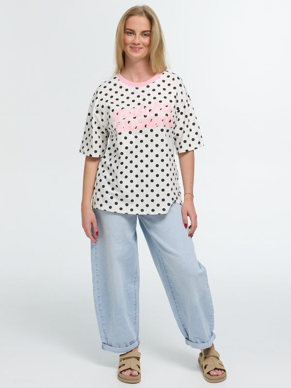 T-Shirt "Matcha Moments" in Weiß/Schwarz gepunktet