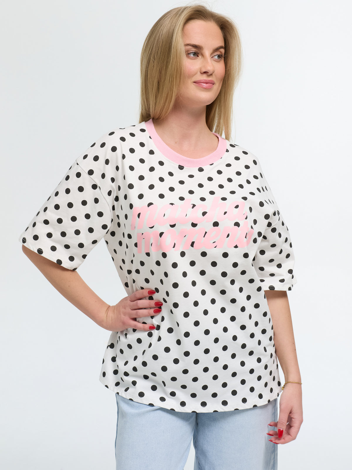 T-Shirt "Matcha Moments" in Weiß/Schwarz gepunktet