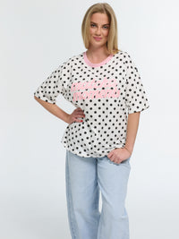 T-Shirt "Matcha Moments" in Weiß/Schwarz gepunktet