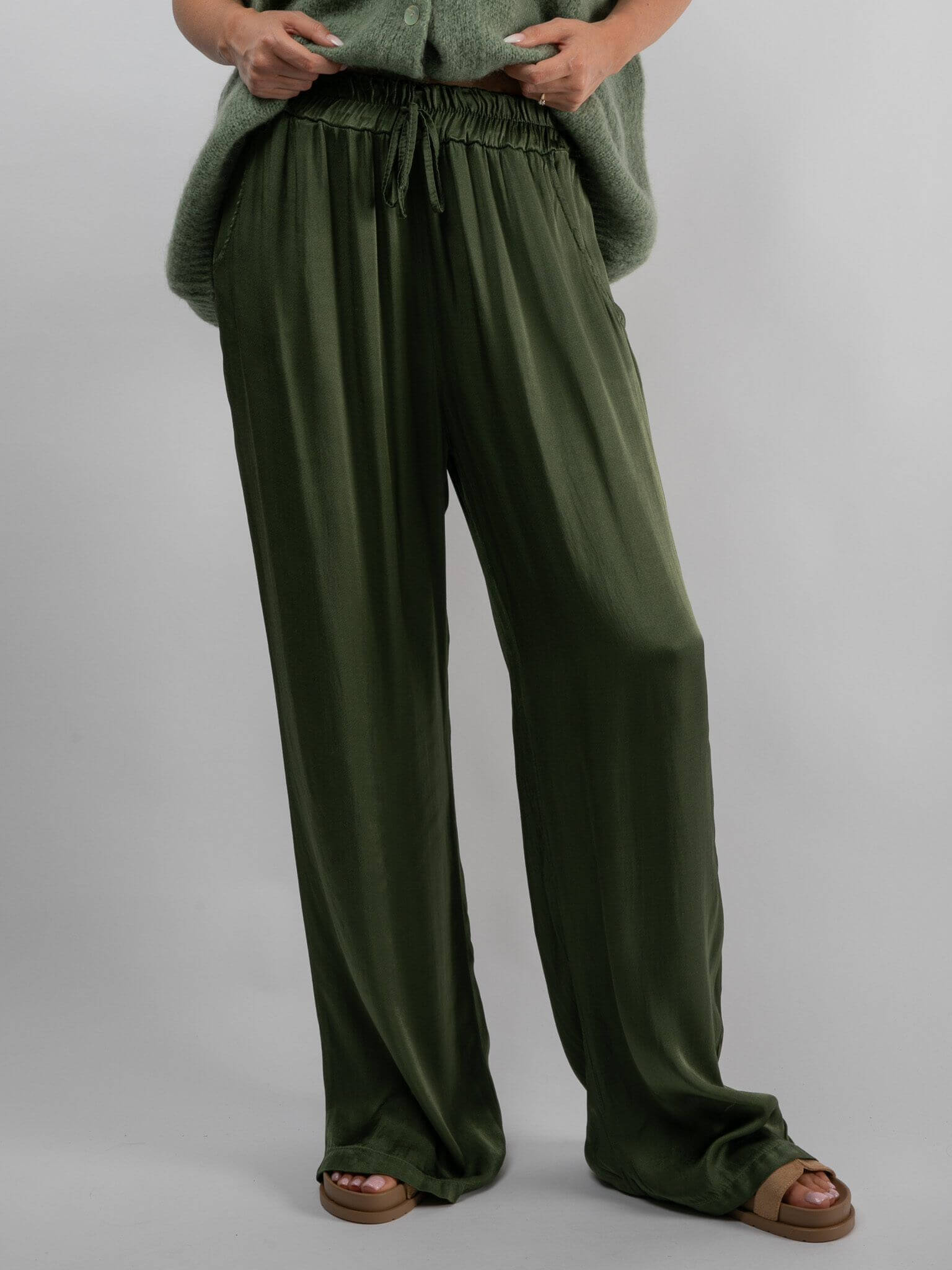 Satinhose „Sydney“ in Deep Green